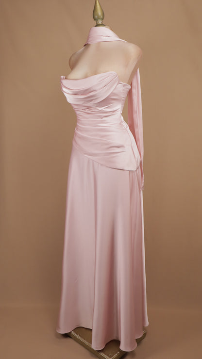 Vestido largo de satén con estola en cuello y corsé drapeado.