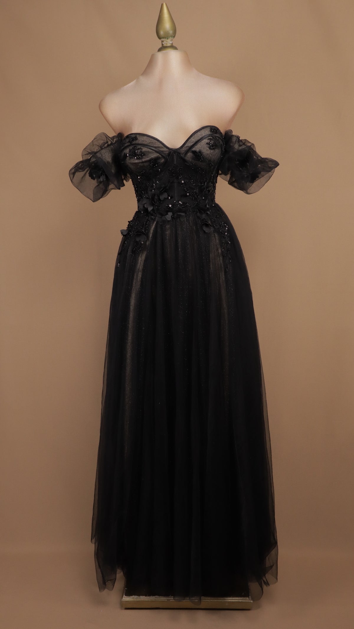 Vestido de gala romántico en línea A con mangas abullonadas y aplicaciones 3D.