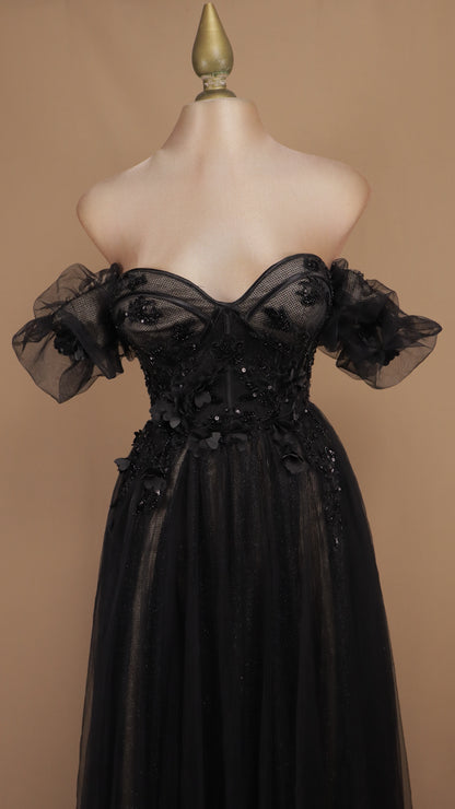 Vestido de gala romántico en línea A con mangas abullonadas y aplicaciones 3D.