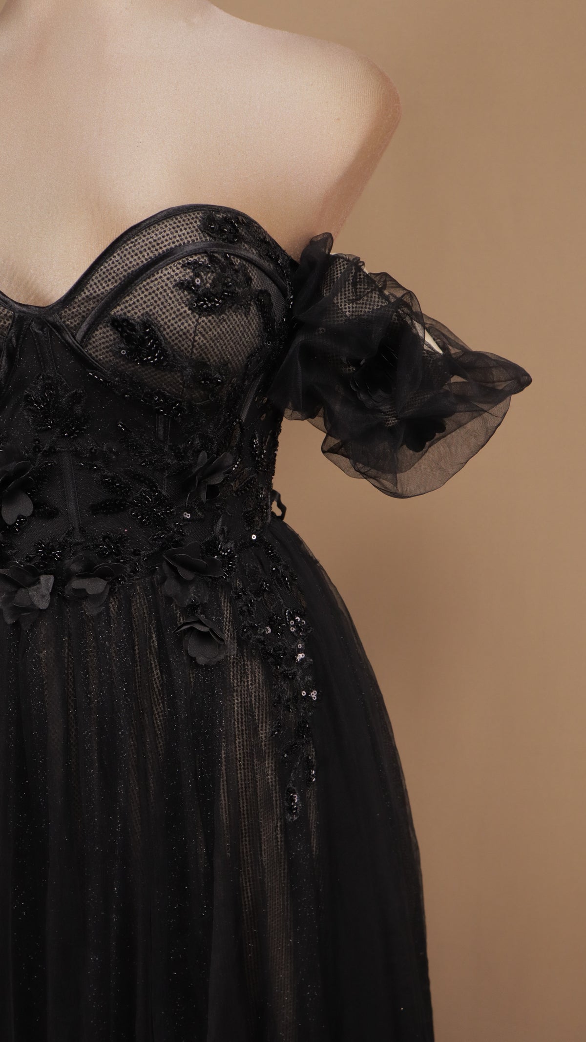 Vestido de gala romántico en línea A con mangas abullonadas y aplicaciones 3D.