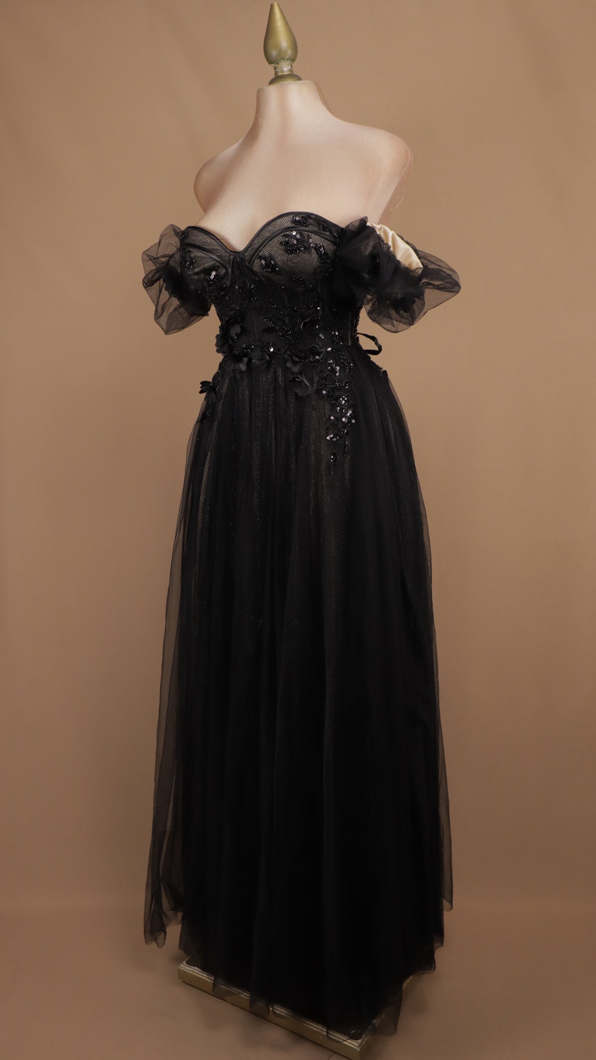 Vestido de gala romántico en línea A con mangas abullonadas y aplicaciones 3D.