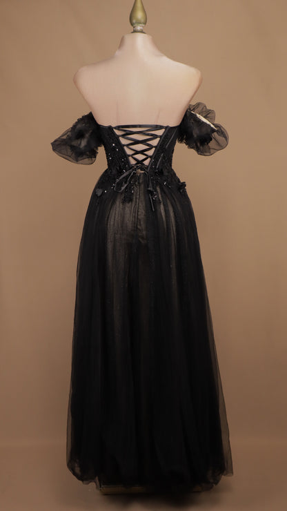 Vestido de gala romántico en línea A con mangas abullonadas y aplicaciones 3D.