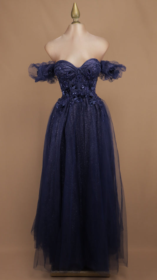 Vestido de gala romántico en línea A con mangas abullonadas y aplicaciones 3D.