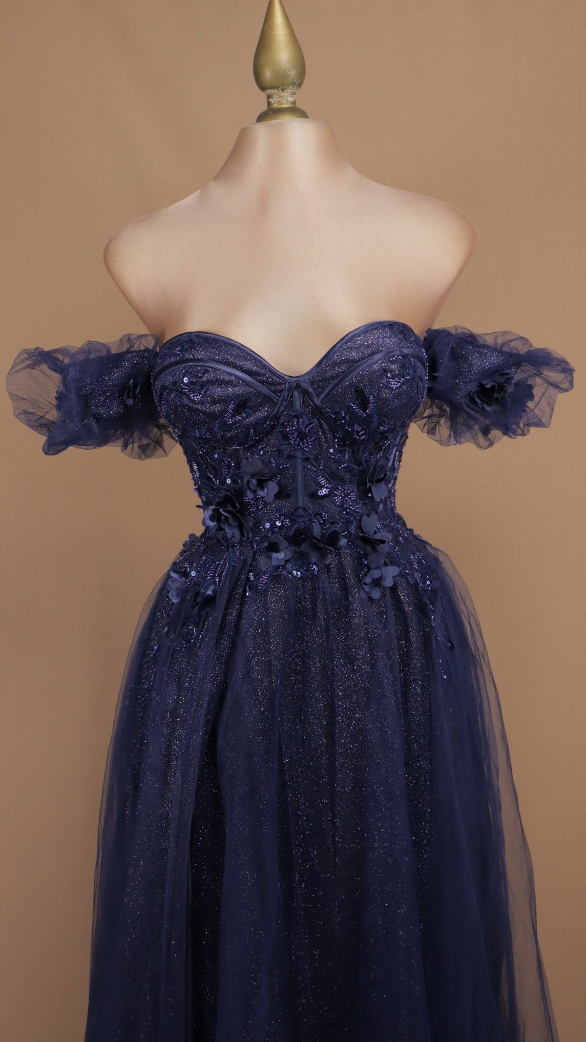 Vestido de gala romántico en línea A con mangas abullonadas y aplicaciones 3D.