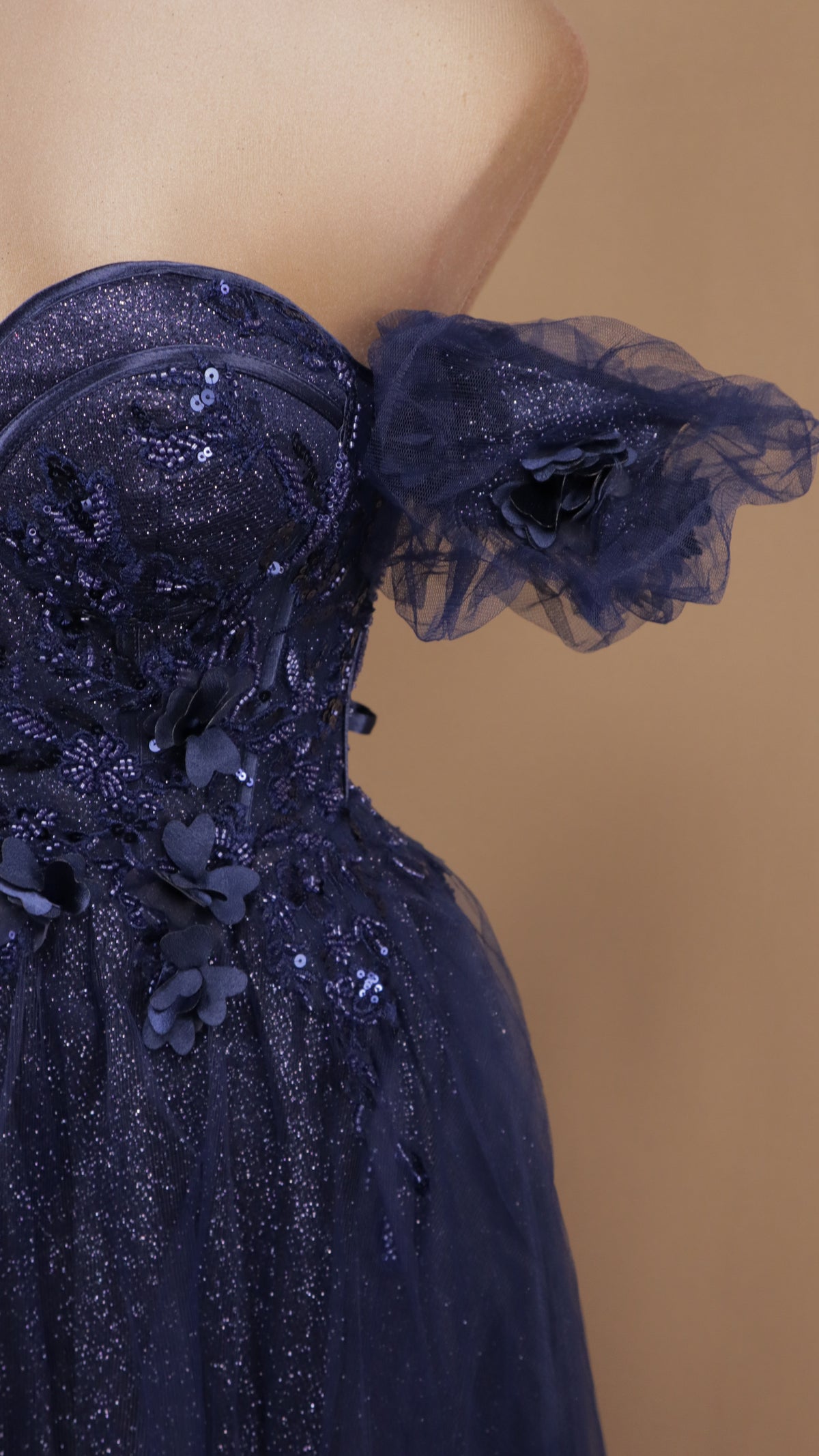 Vestido de gala romántico en línea A con mangas abullonadas y aplicaciones 3D.