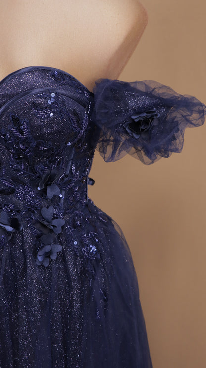 Vestido de gala romántico en línea A con mangas abullonadas y aplicaciones 3D.