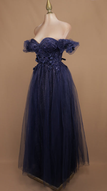 Vestido de gala romántico en línea A con mangas abullonadas y aplicaciones 3D.