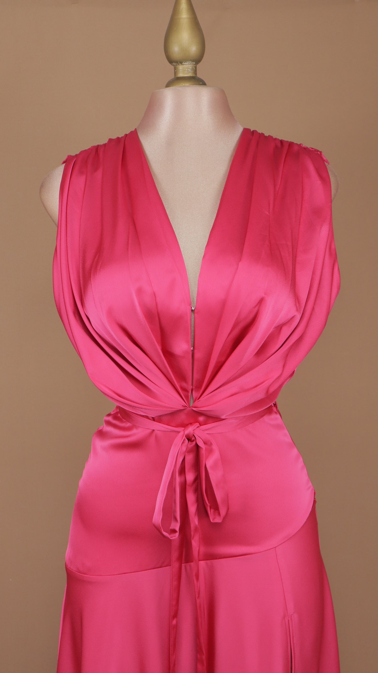 Vestido largo con escote en V y tela satinada