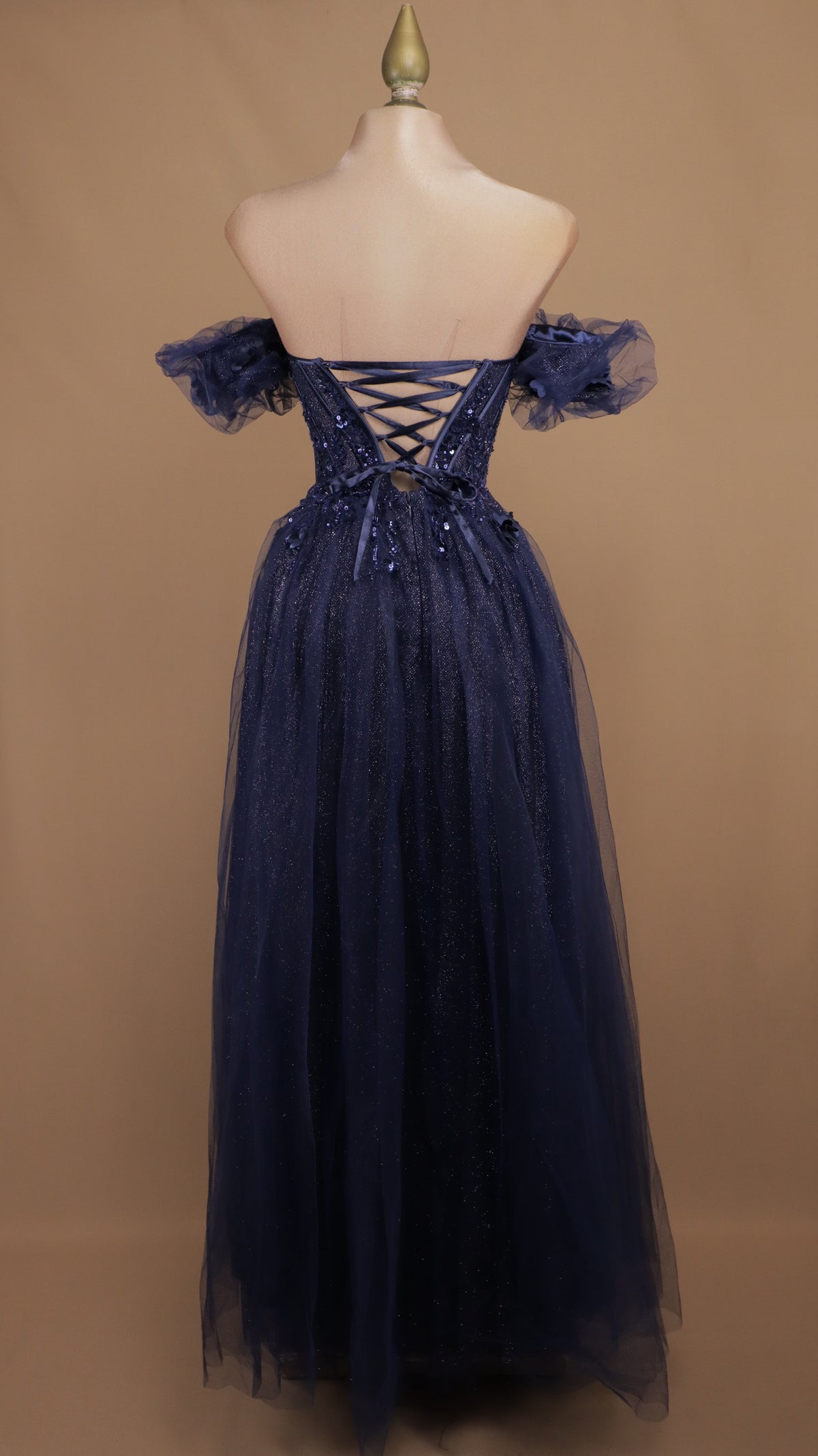 Vestido de gala romántico en línea A con mangas abullonadas y aplicaciones 3D.