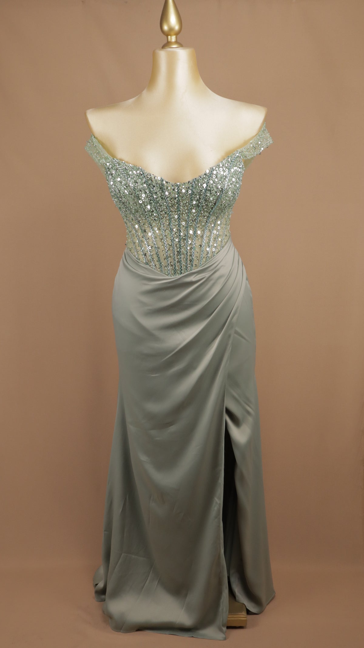 Vestido de gala estilo corsé con pedrería y falda drapeada de satén.