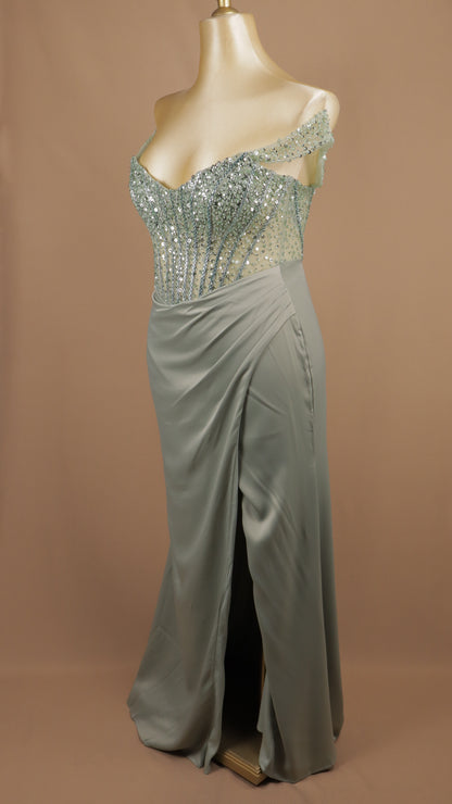 Vestido de gala estilo corsé con pedrería y falda drapeada de satén.