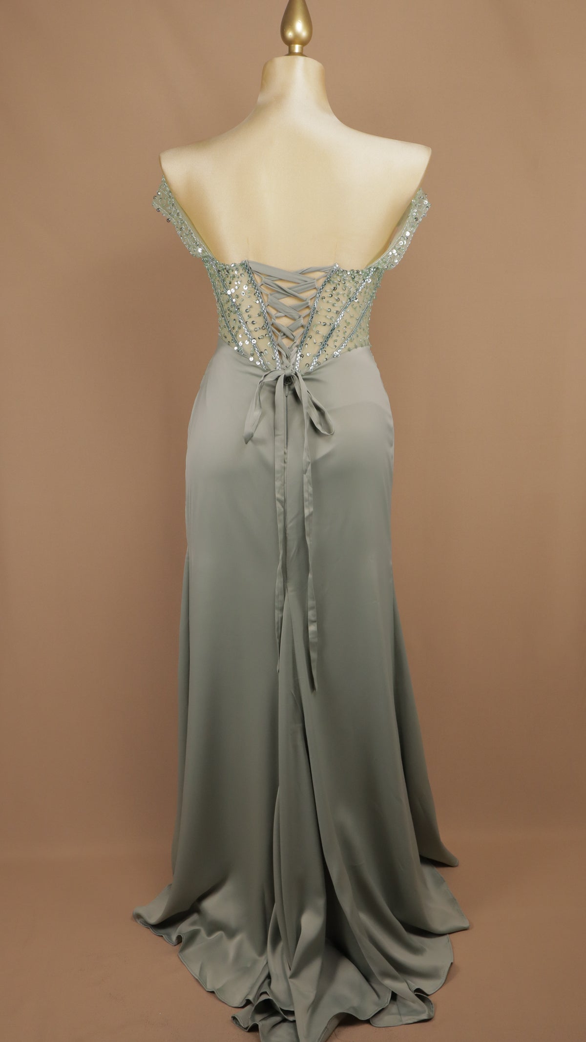 Vestido de gala estilo corsé con pedrería y falda drapeada de satén.