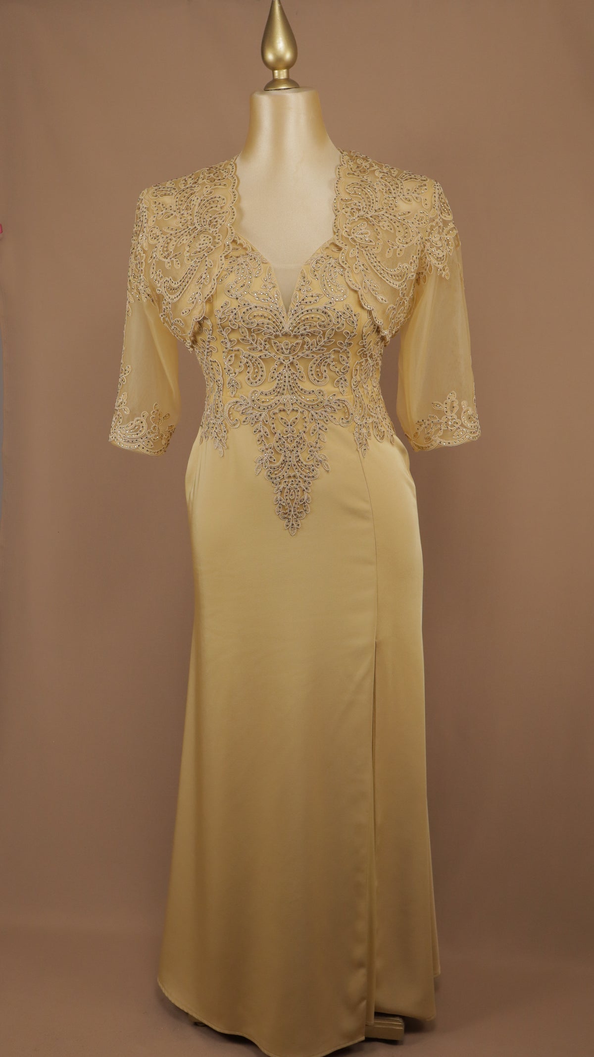 Vestido de gala en corte columna con torera de encaje desmontable.