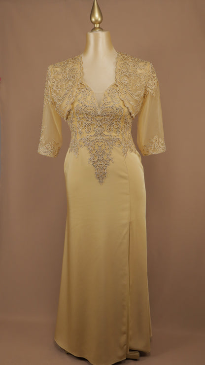Vestido de gala en corte columna con torera de encaje desmontable.