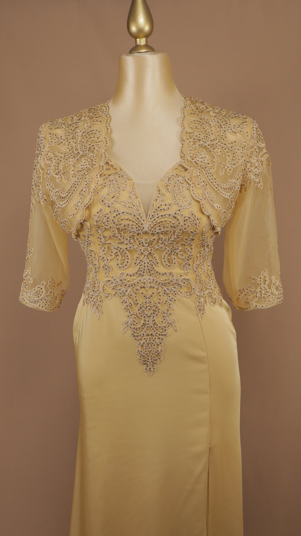 Vestido de gala en corte columna con torera de encaje desmontable.