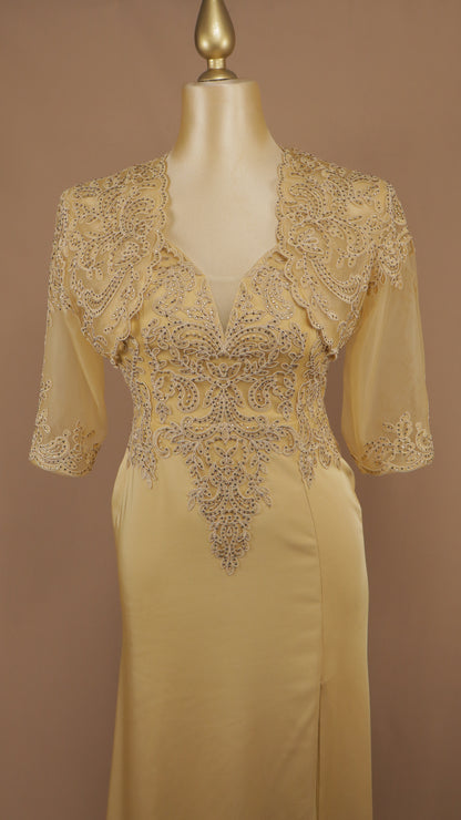 Vestido de gala en corte columna con torera de encaje desmontable.