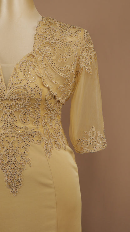 Vestido de gala en corte columna con torera de encaje desmontable.