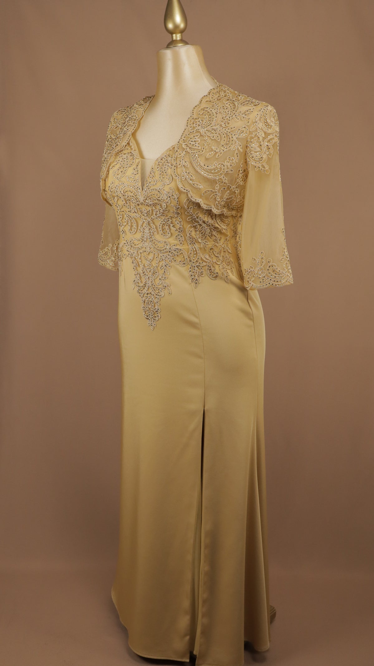 Vestido de gala en corte columna con torera de encaje desmontable.
