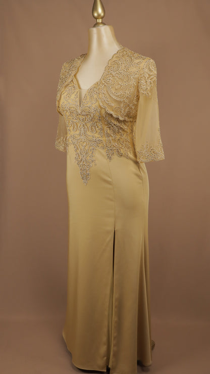 Vestido de gala en corte columna con torera de encaje desmontable.