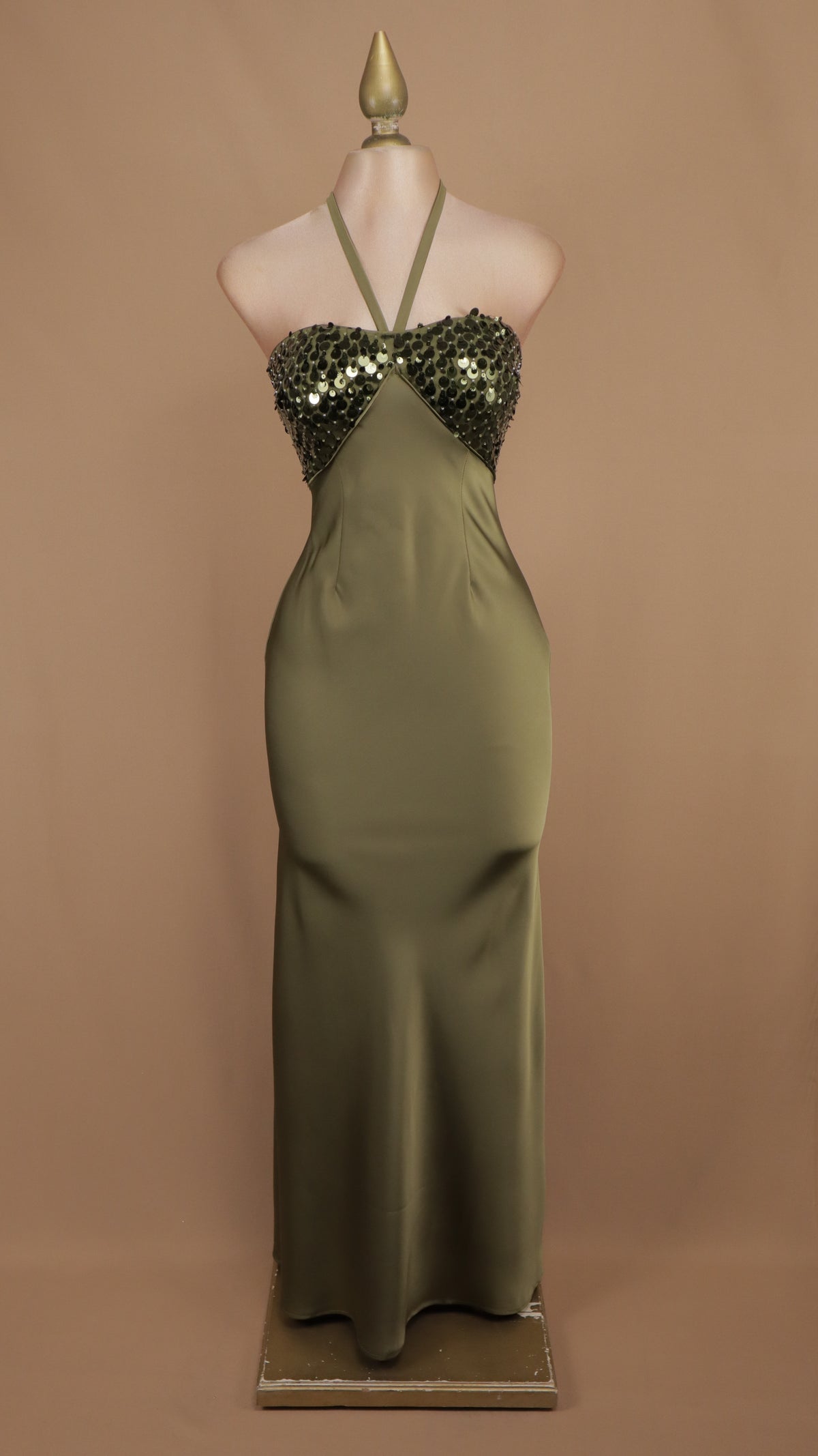 Vestido de gala largo satinado con corpiño de paillettes y cuello halter
