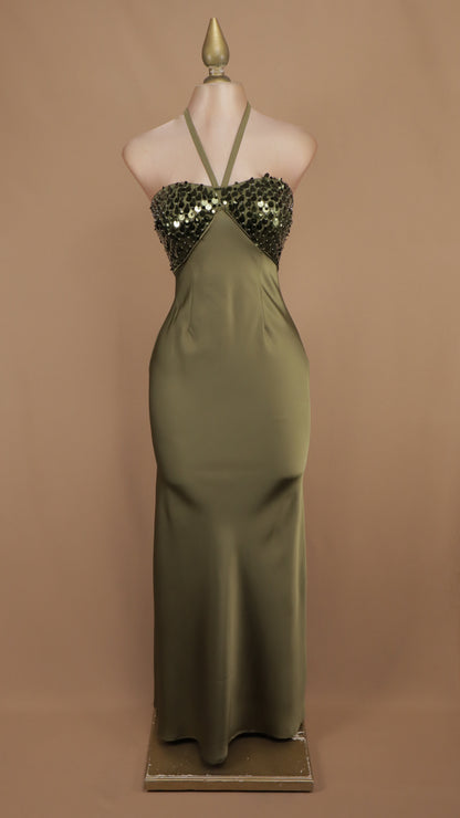 Vestido de gala largo satinado con corpiño de paillettes y cuello halter