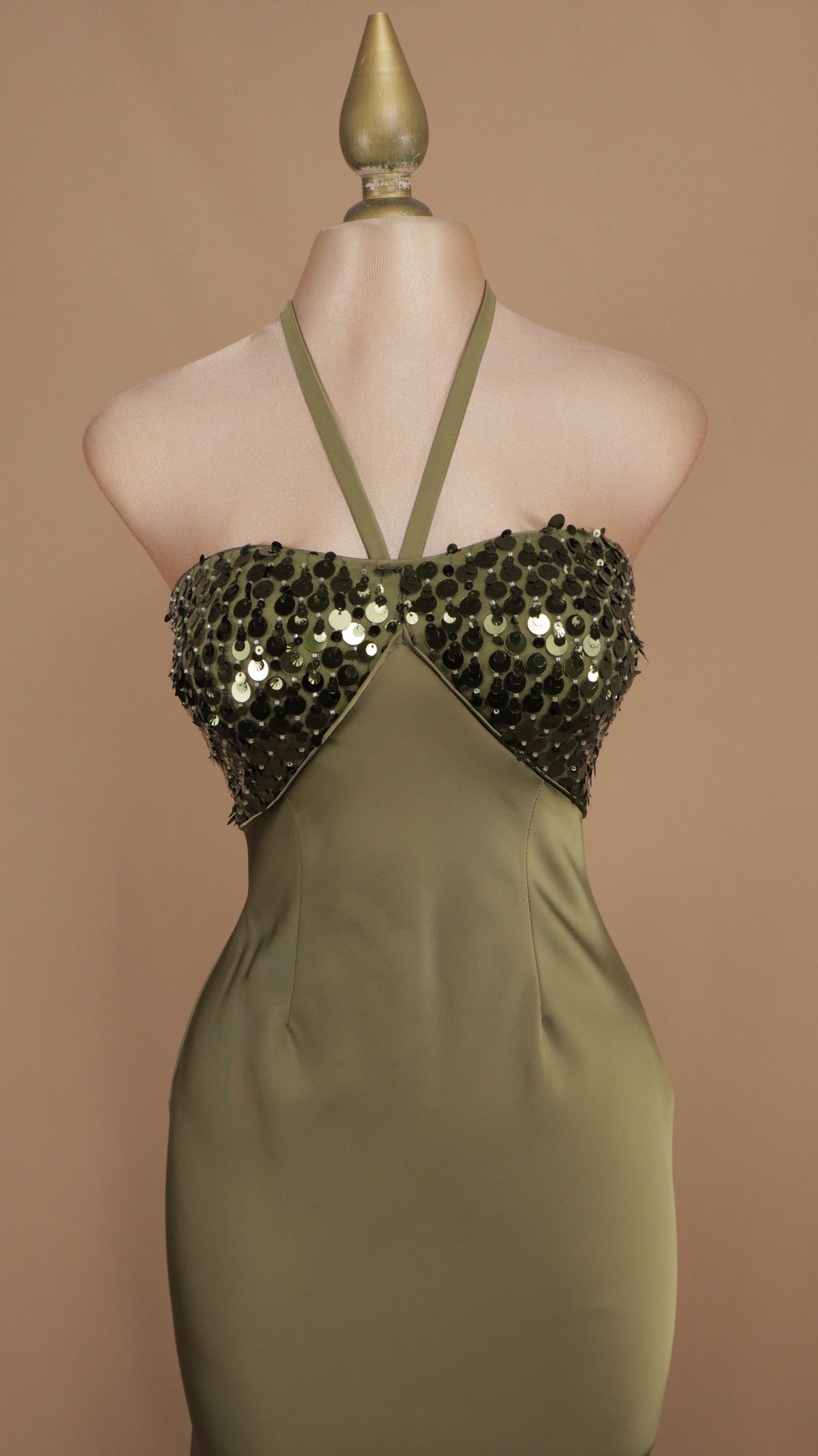 Vestido de gala largo satinado con corpiño de paillettes y cuello halter