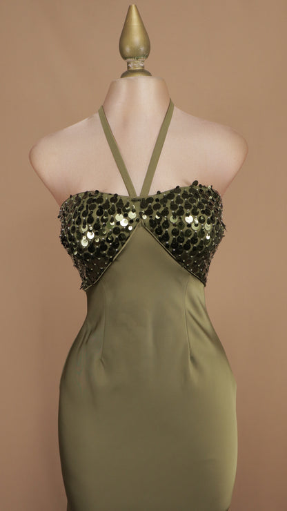 Vestido de gala largo satinado con corpiño de paillettes y cuello halter