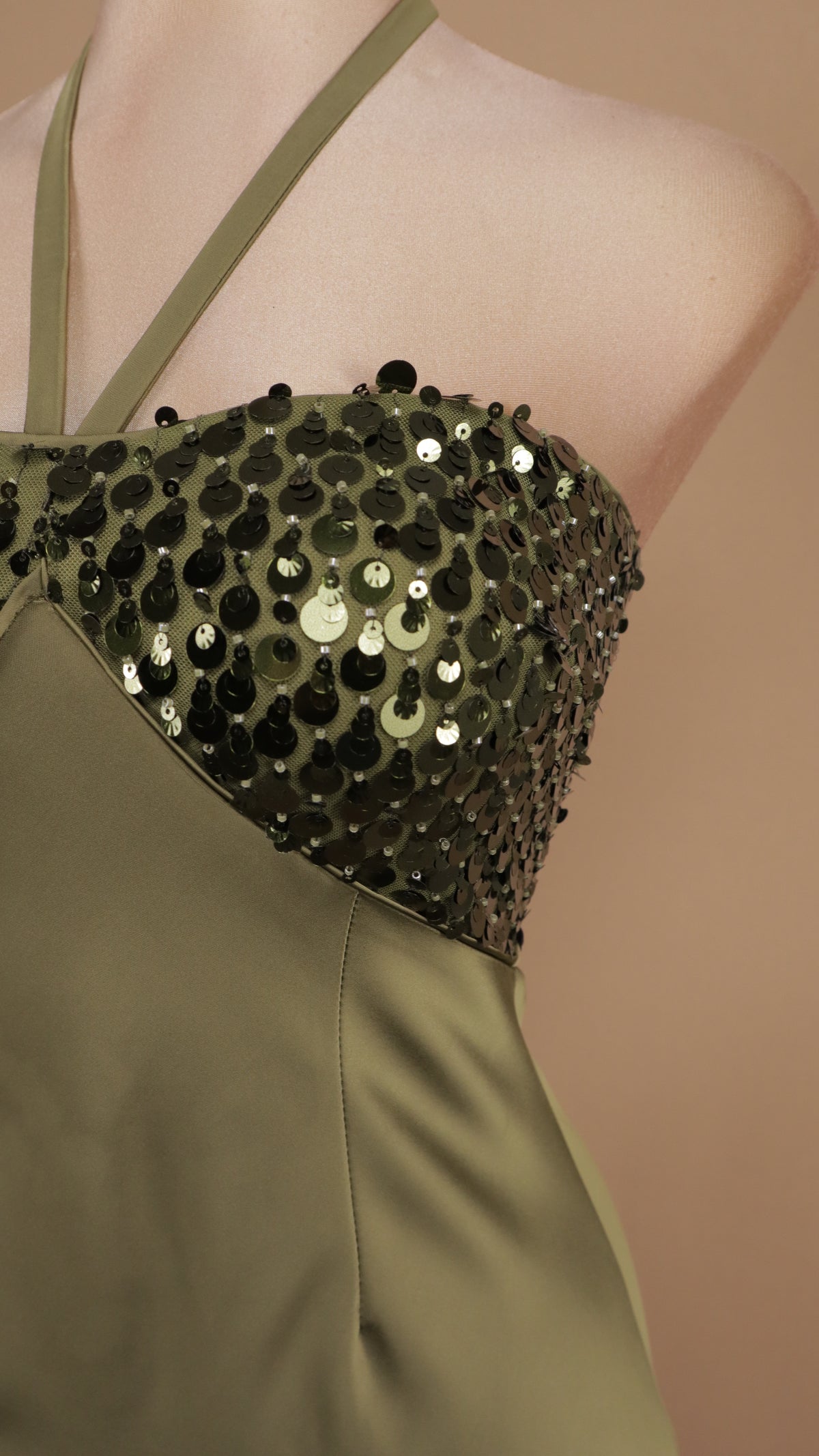 Vestido de gala largo satinado con corpiño de paillettes y cuello halter