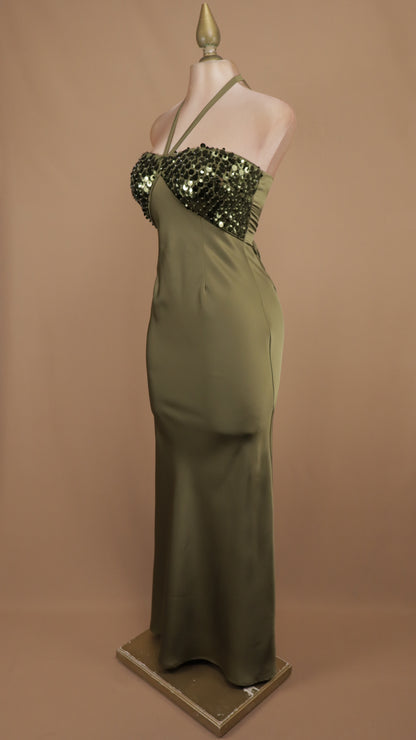 Vestido de gala largo satinado con corpiño de paillettes y cuello halter