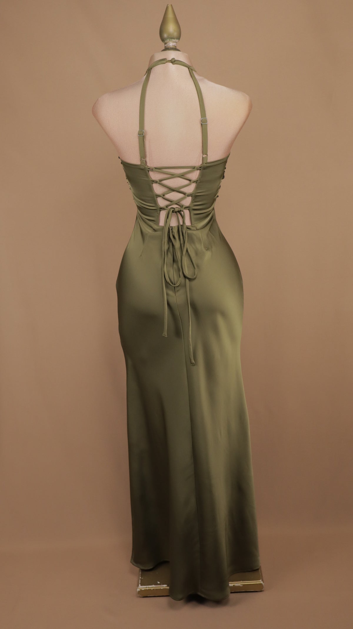 Vestido de gala largo satinado con corpiño de paillettes y cuello halter
