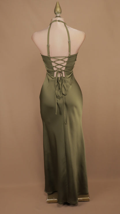 Vestido de gala largo satinado con corpiño de paillettes y cuello halter