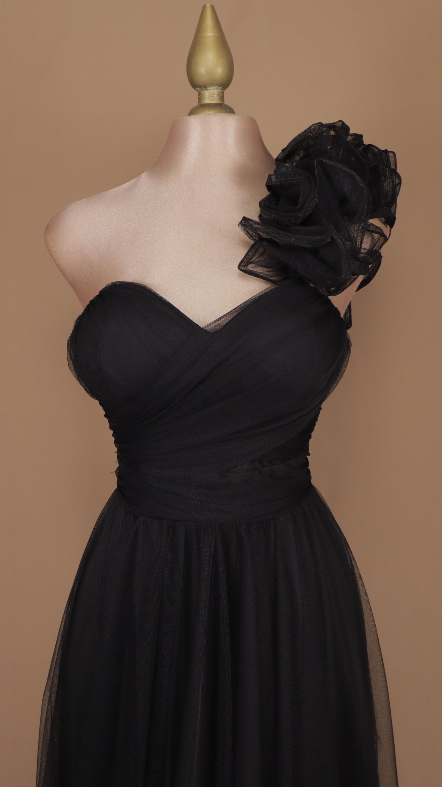 Vestido largo de tul con escote corazón