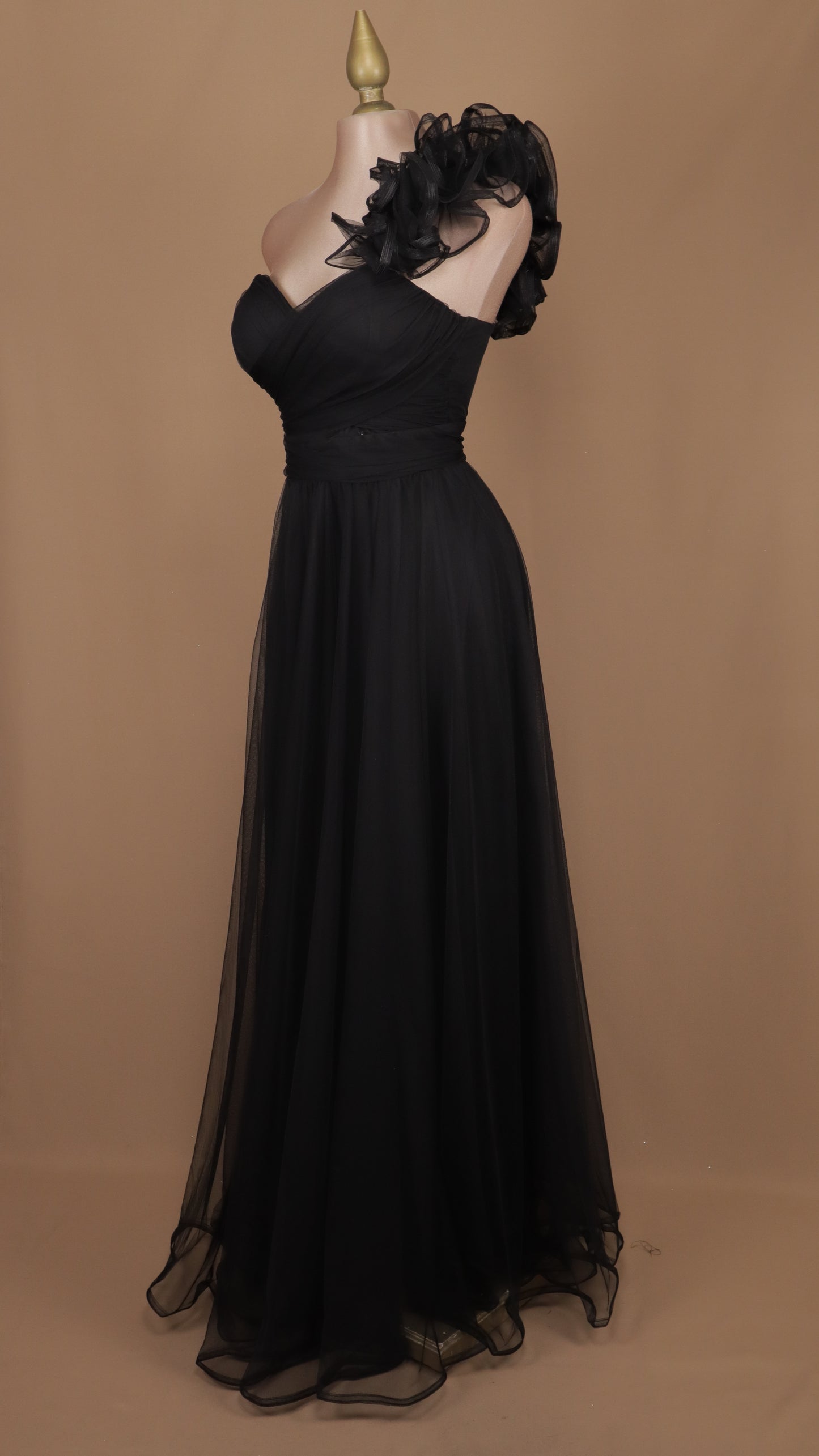 Vestido largo de tul con escote corazón