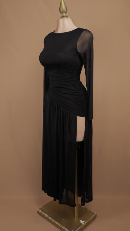 Vestido largo con mangas de malla transparente y fruncido lateral asimétrico
