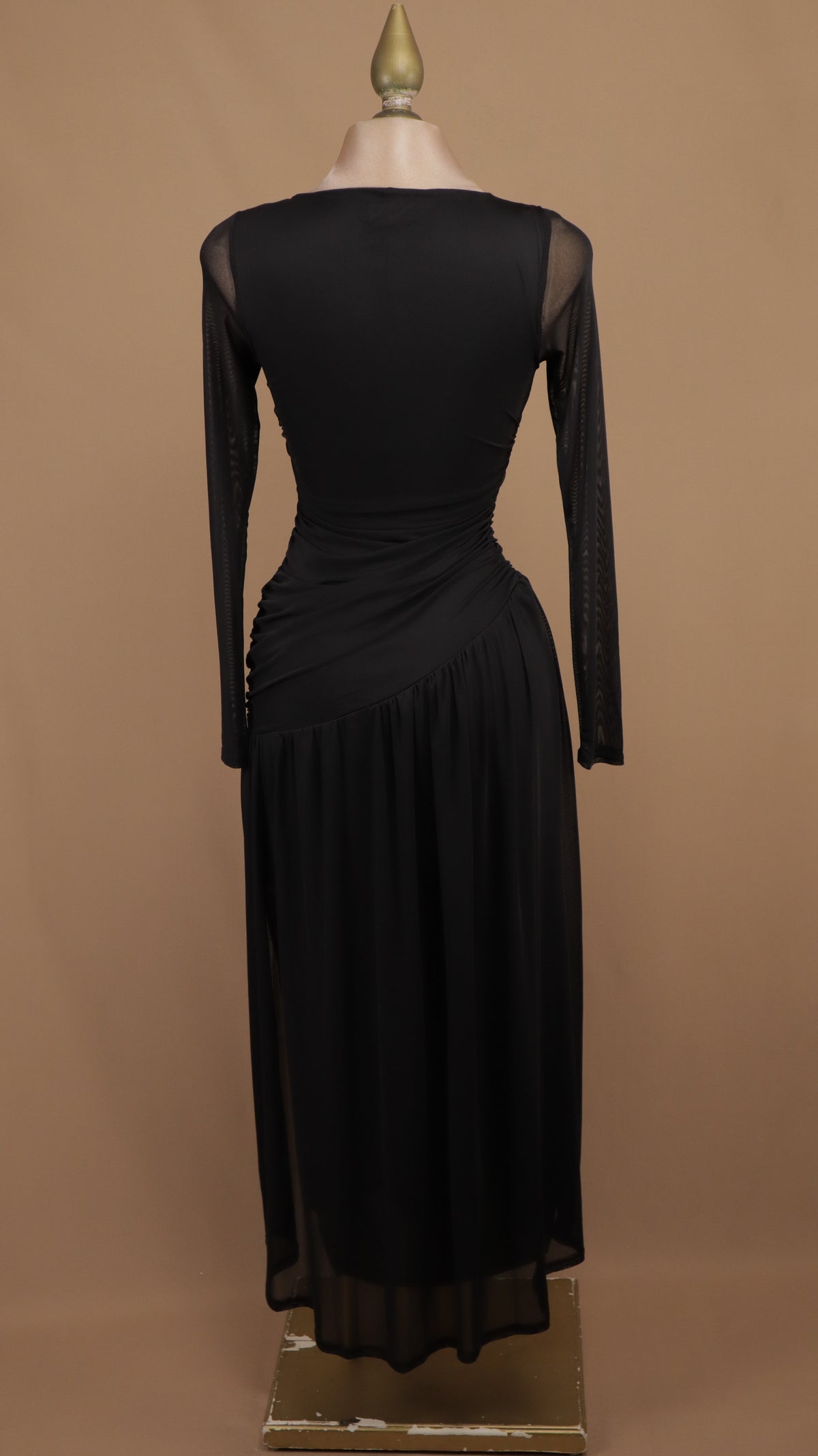 Vestido largo con mangas de malla transparente y fruncido lateral asimétrico