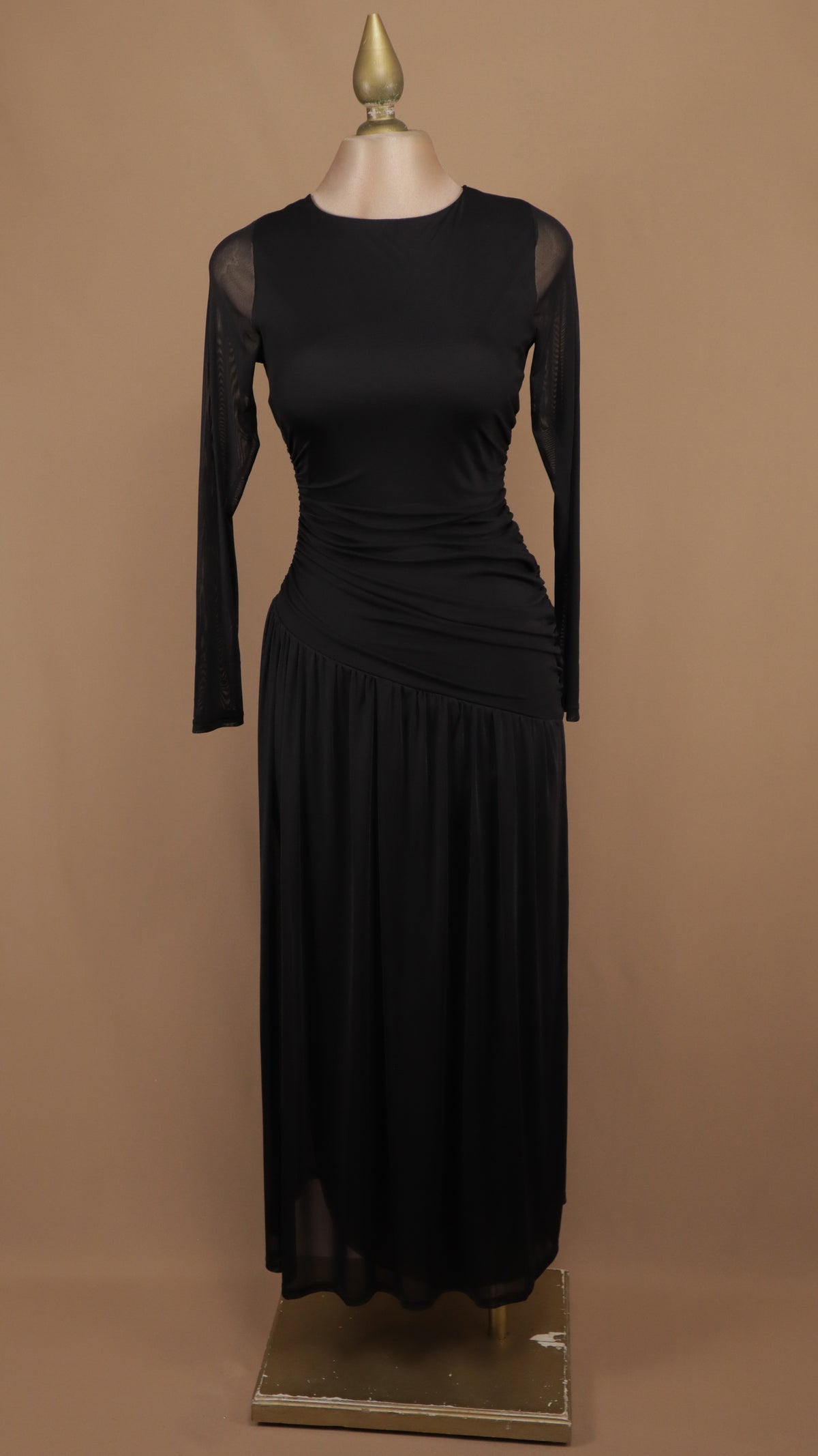 Vestido largo con mangas de malla transparente y fruncido lateral asimétrico