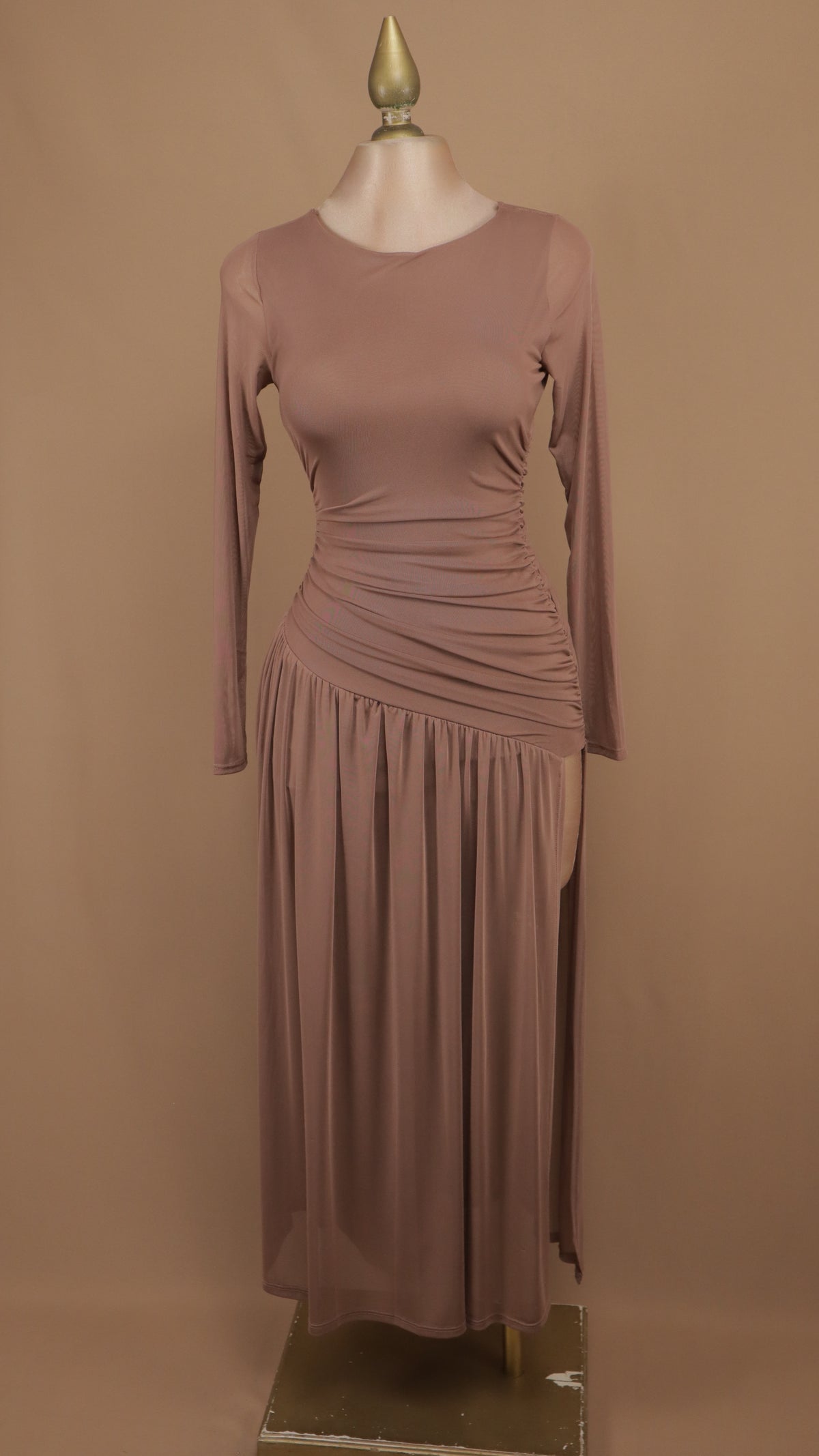 Vestido largo con mangas de malla transparente y fruncido lateral asimétrico