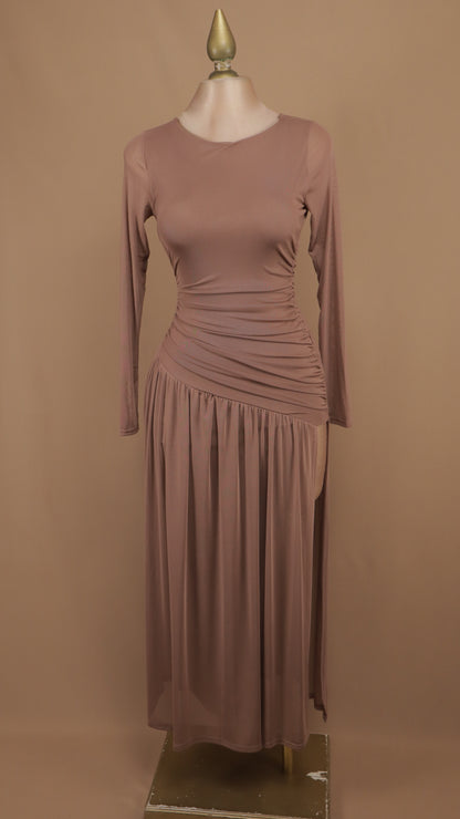 Vestido largo con mangas de malla transparente y fruncido lateral asimétrico