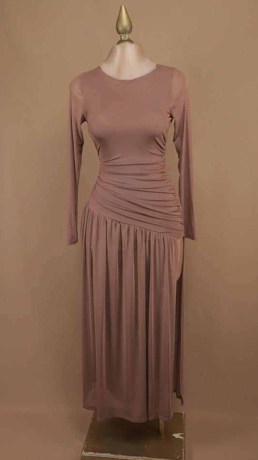 Vestido largo con mangas de malla transparente y fruncido lateral asimétrico