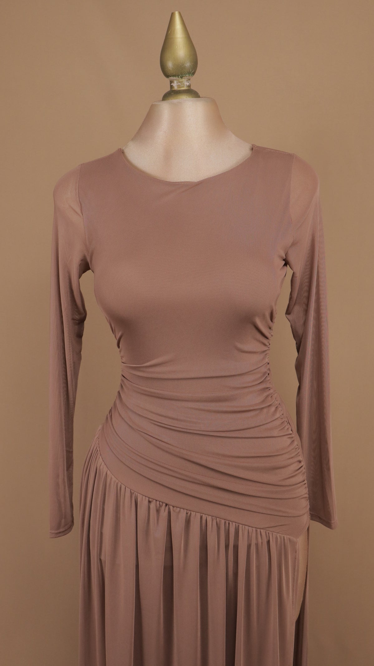 Vestido largo con mangas de malla transparente y fruncido lateral asimétrico