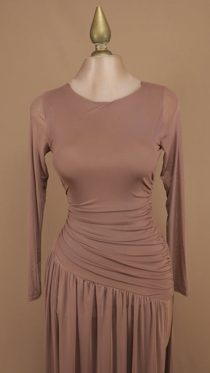 Vestido largo con mangas de malla transparente y fruncido lateral asimétrico