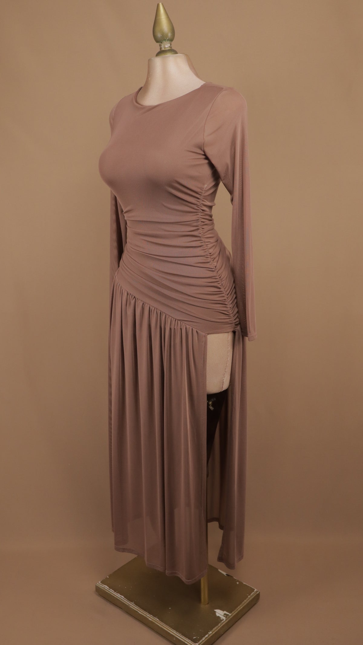 Vestido largo con mangas de malla transparente y fruncido lateral asimétrico