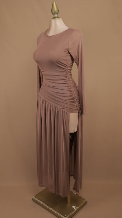 Vestido largo con mangas de malla transparente y fruncido lateral asimétrico