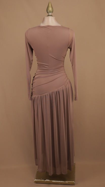 Vestido largo con mangas de malla transparente y fruncido lateral asimétrico