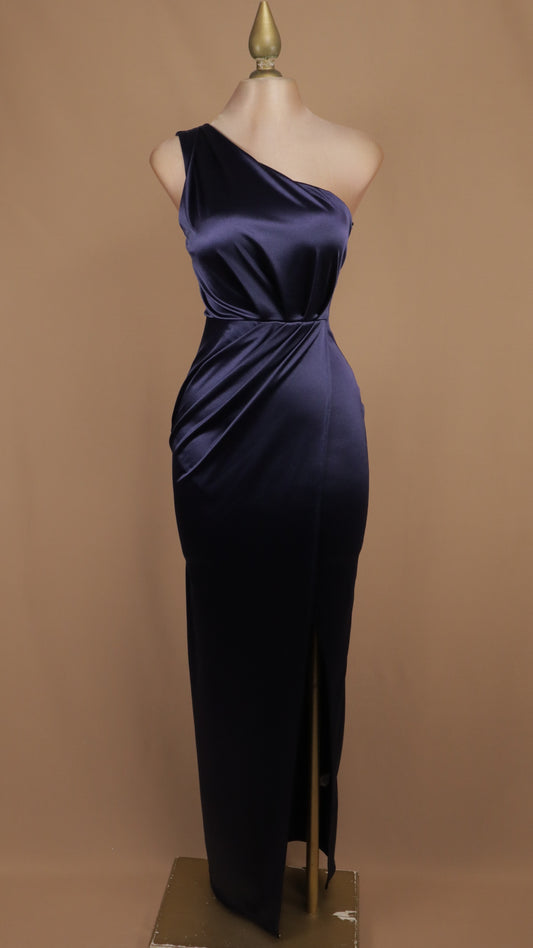 Vestido largo de gala satinado de un solo hombro con drapeado lateral y abertura