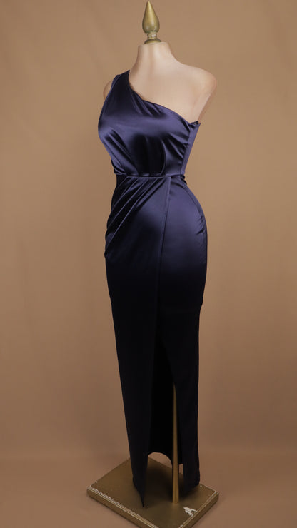 Vestido largo de gala satinado de un solo hombro con drapeado lateral y abertura