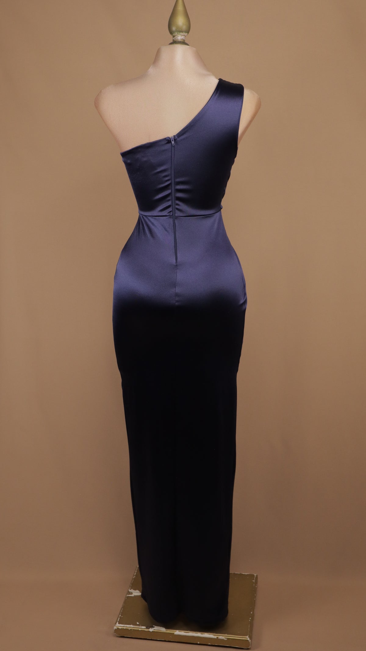 Vestido largo de gala satinado de un solo hombro con drapeado lateral y abertura