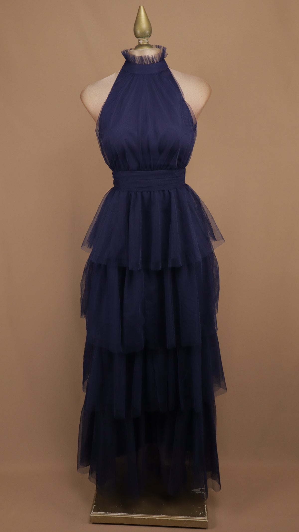 Vestido midi de tul con cuello halter plisado y falda de capas escalonadas