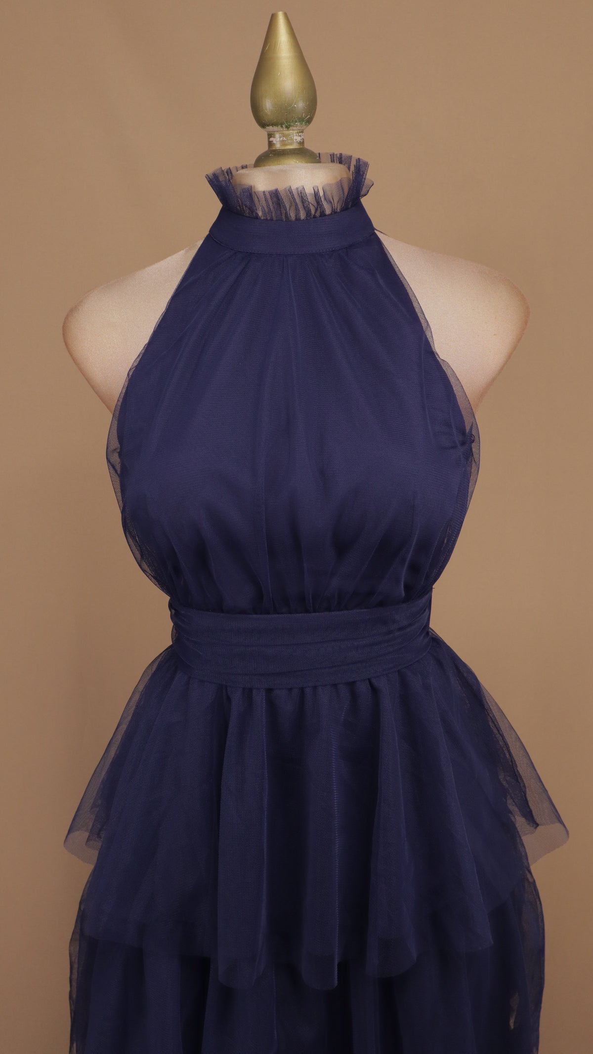 Vestido midi de tul con cuello halter plisado y falda de capas escalonadas