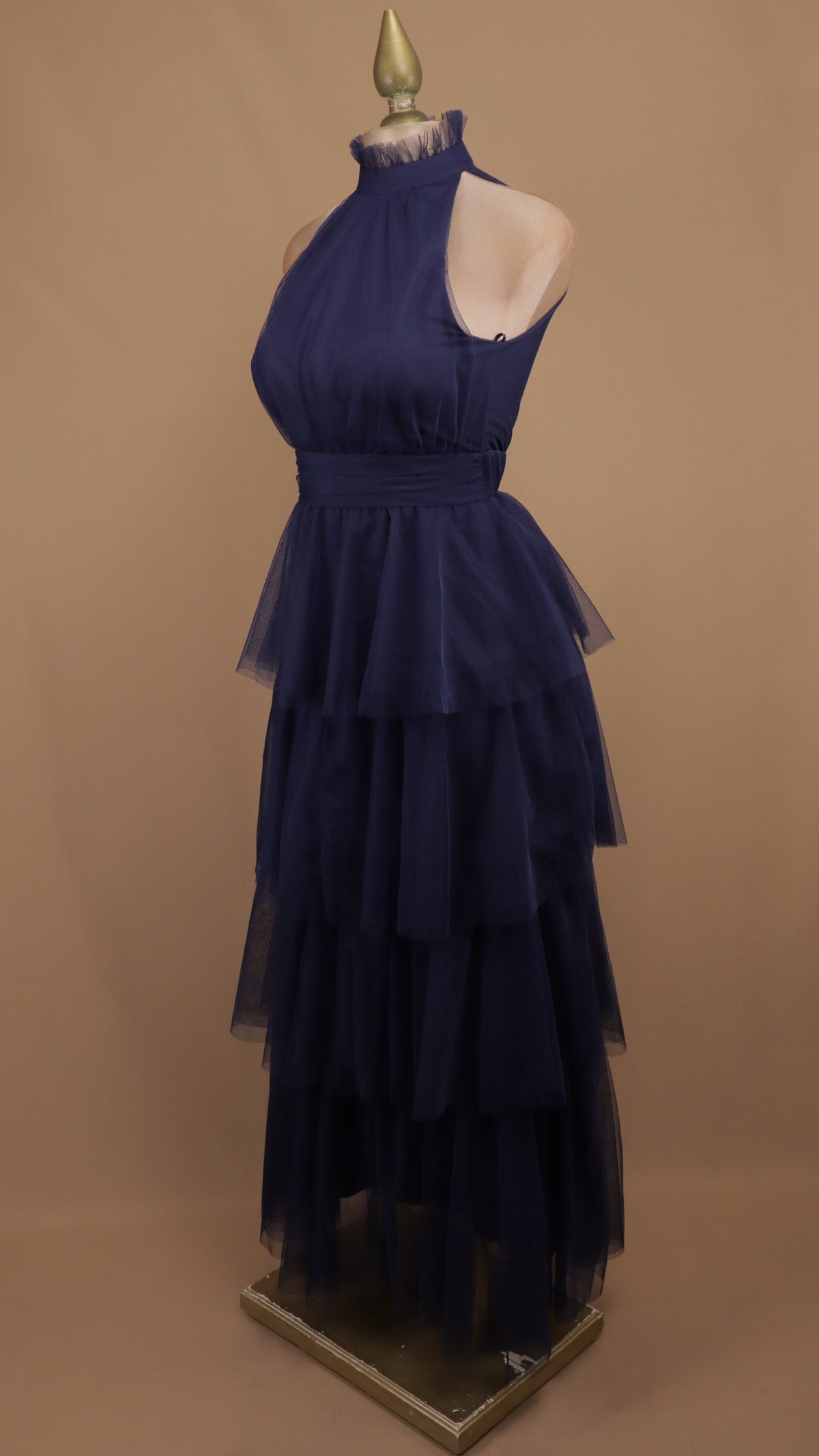 Vestido midi de tul con cuello halter plisado y falda de capas escalonadas